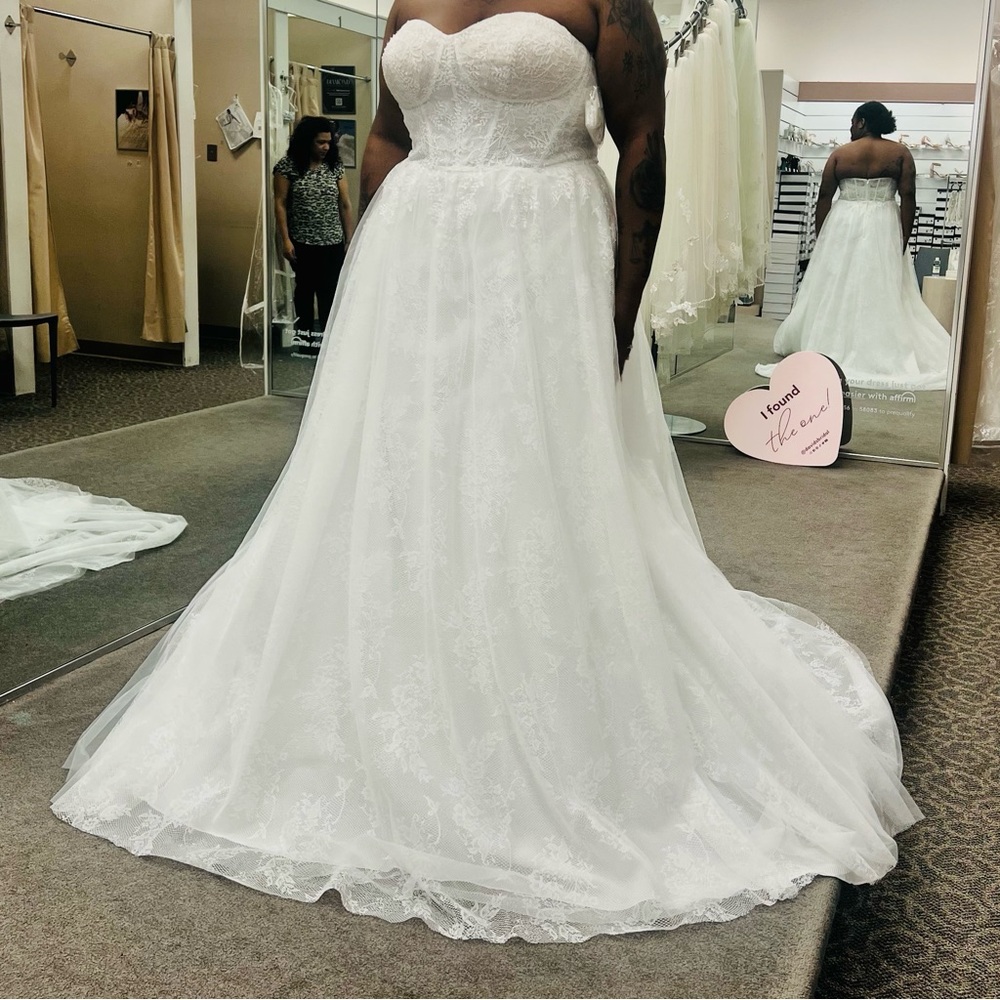 HOST PICK ✨ Floral Appliqué Corset Bodice Wedding Gown 🤍 - Picture 14 of 17